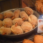 カフェ ベルベ - 店頭にはたくさんの丸ごとエビカレーパン