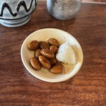 そば切り 山親爺 - 付き出しの醤油豆。ジャコが入ってて、大根卸が添えられているのがニクい