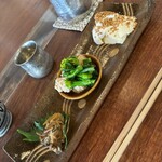 そば切り 山親爺 - アテ3種　左よりカキの漬け、菜の花とつくね、冷奴醤油胡麻添え