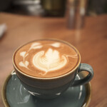 ブラッカウズ - ラテアート上手いし、コーヒー感強めで好みです。
