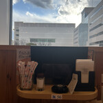 コメダ珈琲店 新百合丘オーパ店 - カウンター席からの景観。正面にAEON、左に昭和音大、右に新百合ヶ丘の駅が見えます。