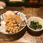 タイニーカフェ - 納豆丼のあたまのせ冷奴 煮卵付き