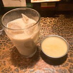 タイニーカフェ - アイスチャイ、プリン