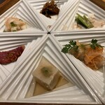 飛騨牛一頭家 馬喰一代 - 前菜盛り合わせ
      器がおしゃれ