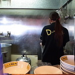 ラーメン　どかいち - か細い腕で二郎を茹でる、スレンダー二郎子ちゃん（2014年5月17日）