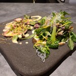 箸とフォーク - サラダと和牛赤身のカルバッチョ