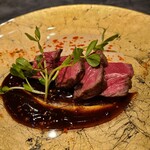 箸とフォーク - お肉をブラックペッパーのソースで