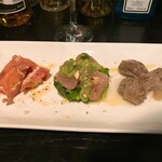 山下食堂 - 苺のマスカルポーネと生ハム、砂肝のコンフィ、鮪のマリネ　グリーンガスパチョソース