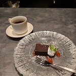 箸とフォーク - チョコレートケーキ、珈琲か紅茶を選べます。