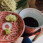 TSUMUGI - そばつゆ✨薬味はあえて少ないのは、そばつゆを少し味見して分かる美味しさ✨濃いめだけど甘みがしっかりあるけどキレが良い✨