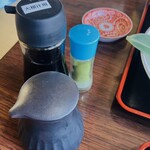 TSUMUGI - 手前がとろろご飯用お出汁✨大根汁用お醤油とお好みで天ぷらに使う抹茶塩✨