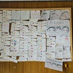 TSUMUGI - 入ってすぐの下駄箱近くの壁に箸紙にお客様からの素敵なメッセージがいっぱいかかれてます✨
