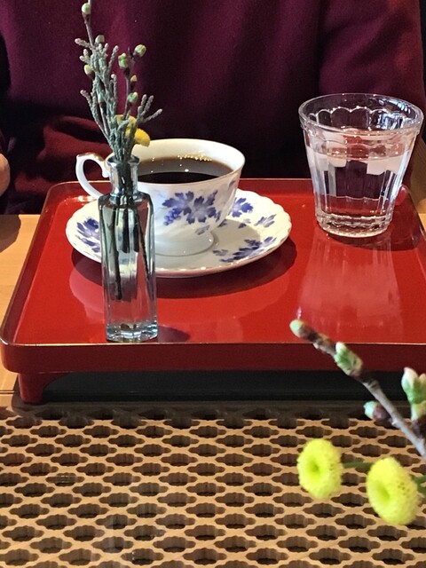 ブックカフェ 猫のしっぽ &ndash; おりはたの静かな読書空間と猫とくつろぎカフェ