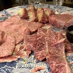 焼肉塊肉 おお津 - 右上にシャトーブリアン、左上にネギタン