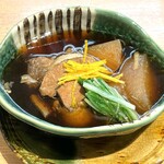 横浜紅葉坂日本酒 ふじひら - 【煮物】鰤大根。こちらの鰤大根は冬の名物。昨年は塩味で、今年は醤油味。どちらも美味です。