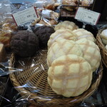 エピシェール - 料理写真:2025年2月23日(日) お店のふんわりめろんパン(右)とココアメロンパン(左)。