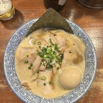 麺や而今 - 魚介牛鶏豚骨チャーシューらぁめん（1400円）＋味玉（150円