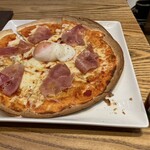 バルザル - 生ハムと半熟卵のビスマルクピザ1100円