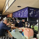 西村食堂 - カウンター席と厨房