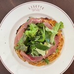 カフェ リゼッタ - 土のりんごのゴーフル、生ハムのせ