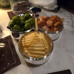 ブルガリ バー - おつまみ、サービスです