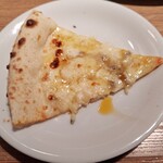北海道イタリアン ミアボッカ - 気付いた時には残り1枚。チーズの方です。