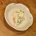 浜貞 - 焼きおにぎり（２５０円）付属の『ポテサラ』（漬物の代わり）２０２５年２月