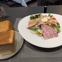 俺のフレンチ グランメゾン 大手町 - パン、サラダ