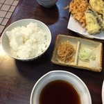 Soba Yoshi - ライス、おしんこ、天ぷらのつゆです。