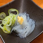 串焼処 かない屋 - ①素魚【お通し】(税込330円)
      シロウオ(素魚)はスズキ目ハゼ科
      産卵期は晩冬～初夏、旬は冬、寿命1年
      素魚は小さいほど透明感のある旨みが楽しめます