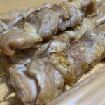 炭火やきとり 鳥信 - 塩焼きは一味唐辛子とレモン汁で頂くのが好みです