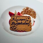 オオハラ エ シーアイイー - Dessert 苺のスープとホワイトチョコレートのムースアイスクリーム添え ※AI機能で一部文字を消しています。
      2025年2月22日