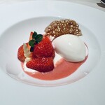 オオハラ エ シーアイイー - Dessert 苺のスープとホワイトチョコレートのムースアイスクリーム添え
      2025年2月22日