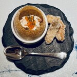 オオハラ エ シーアイイー - Amuse-bouche 本日の付き出し 白身魚フライ (衣にミジンコという粉を使用)。パニプリパパドの生地の中に、サーモンマリネ、マスカルポーネチーズ、エシャロット、ハーブ)
      2025年2月22日