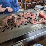 食道園 - 無煙ロースターの小洒落た焼肉屋では有りません❗️煙モクモクの昭和の焼肉屋です。これは塩タン切り落とし