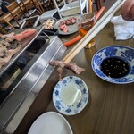 食道園 - 焼けたタンをカボス果汁へ
