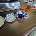 食道園 - 醤油ダレ〜ニンニクが効いています。隣は塩焼用のカボス果汁