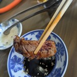 食道園 - 焼けたカルビーを醤油ダレへ