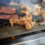 食道園 - 続いて、カルビーとホルモンを投入❗️