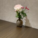 瀬戸内味覚処 芸州 本店 - テーブル横のお花です