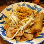 豪麺 マルコ - ラーメン880円。今日は知り合いが来たので、一緒に二郎系。