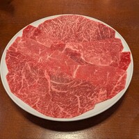 ちんや - お肉 ... すき焼きとしてはやや厚めでほぼ赤身肉 ... 肉によって脂の乗りに差があり食感がややばらつくかも