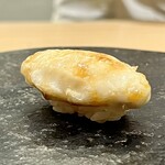 鮨 なんば - 虎ふぐ白子　表面はカリッと焼かれ中は濃厚　贅沢な握り