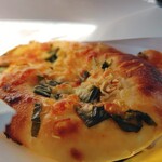 小麦の根 ピーターパン - シラスと葉たまねぎのフォカッチャ