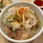 しょうがラーメン 七の庫 - ・ミニチャーシュー丼（430円）は生姜とニンニクが効いてめちゃくちゃ美味しい！