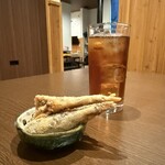 ABURIYA ダイニング - ウーロン茶＆メヒカリの唐揚げ（お通し）