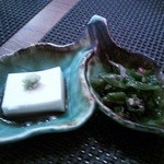 伍法 - お通し。胡麻豆腐とピーマンじゃこ炒め。