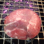 肉の割烹 田村  - 土日祝日限定　満腹焼肉セット　２０３０円の焼肉・野菜など　上牛タンを焼いて【　２０１４年７月　】