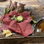 ホルモン焼肉 美津 - 炙り生レバーは両面軽く炙って