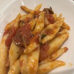 Piccolino - キノコとアンチョビのトマトソース（手打ちパスタ）